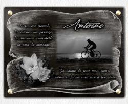 Plaque de tombe à visser, en granit : Cycliste avec coucher de soleil sur la mer. Bouquet de fleurs et parchemin. Ref : 475