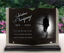 Plaques funéraires personnalisées granit livre socle guitariste guitare Ref : 519