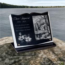 Plaque personnalisée livre granit socle fleurs iris chalet rivière pêcheur sapins gravure  Ref : 556