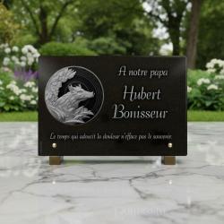 Plaque funéraire chasseur en granit avec sanglier gravé