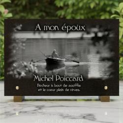 Plaque funéraire pêcheur en barque sur rivière en granit