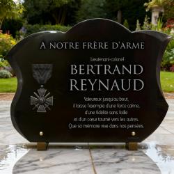 Plaque funéraire militaire en granit massif galbé (30 × 40 cm),  personnalisable