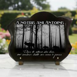 Plaque funéraire chasseur en granit galbé , Cerf et sangliers dans les bois