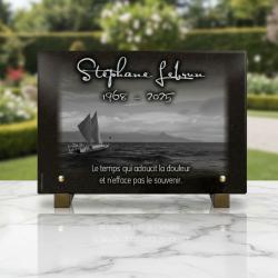 Plaque funéraire bateau voilier en granit sur pieds bronze (20 × 30 cm)