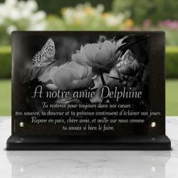 Plaque funéraire papillon en granit , Fleurs gravées sur socle (20 × 30 cm)