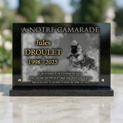 Plaque funéraire pompier en granit sur socle (20 x 30 cm)