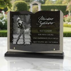 Plaque funéraire livre avec golfeuse en granit poli sur socle (25 × 35 cm)