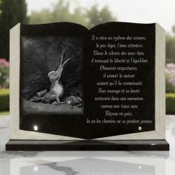 Plaque funéraire chasseur en granit, Livre ouvert avec lièvre, perdrix et fusil