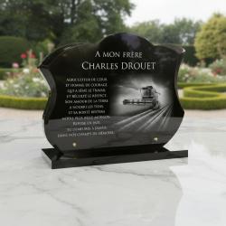 Plaque funéraire agriculteur en granit galbé avec moissonneuse-batteuse