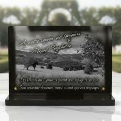 Plaque funéraire Lyon (69) en granit : paysage des Monts du Lyonnais