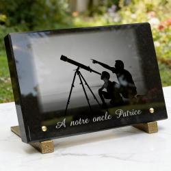 Plaque funéraire étoile en granit noir poli, Télescope et hommage céleste