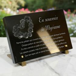 Plaque funéraire Fleurs en granit noir poli sur pieds (20 × 30 cm)