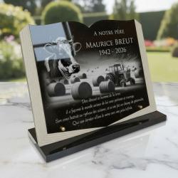 Plaque funéraire agriculteur, éleveur bovin en granit noir forme livre 30x40. Motif tracteur et vache avec champ de blés, campagne avec balles de fouin