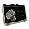 Plaque funéraire personnalisée en granit forme livre ouvert avec fleurs et textes (2)