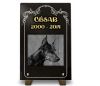 Plaque funeraire en granit avec chien Doberman, texte doré et bordure décorative (2)