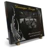 Plaque tombale personnalisée en granit avec cockpit avion, pilotes, fleurs modernes et texte doré (2)