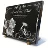 Plaque funéraire en granit gravé avec cycliste, fleurs et textes personnalisables (2)