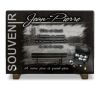 Plaque mortuaire moderne en granit personnalisé avec banc devant un lac, boules de pétanque (2)