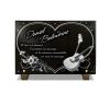 Plaque funeraire coeur personnalisée avec guitare, micro et fleurs en granit gravé (2)