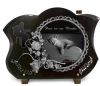 Plaque tombale avec chaton sur guitare, notes sur partition, fleurs et guitariste (2)