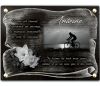 Plaque funéraire en granit à visser avec gravures : cycliste, parchemin, bouquet de fleurs et textes personnalisables (2)