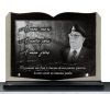 Plaque funéraire sur socle, forme livre en granit avec photo, rayons de soleil et textes personnalisables (2)