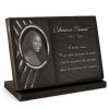 Plaque funéraire avec photo du défunt gravée sur granit avec cadre photo et décor. Gravure personnalisable (2)