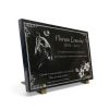 Plaque funeraire personnalisée avec footballeur, fleurs et bordure décorative (2)