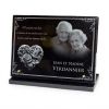 Plaque tombale en granit sur socle avec coeur, colombe et deux portraits gravé à personnaliser (2)