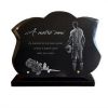 Plaque funéraire galbée en granit sur socle avec footballeur et roses (2)