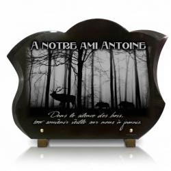 Plaque funéraire chasseur en granit galbé , Cerf et sangliers dans les bois (2)