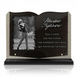 Plaque funéraire livre avec golfeuse en granit poli sur socle (25 × 35 cm) (2)