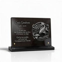 Plaque funéraire pour pêcheur en granit poli sur socle, motif poisson (2)