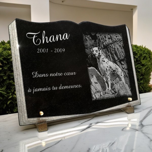 Plaque funéraire chien, forme livre, en granit