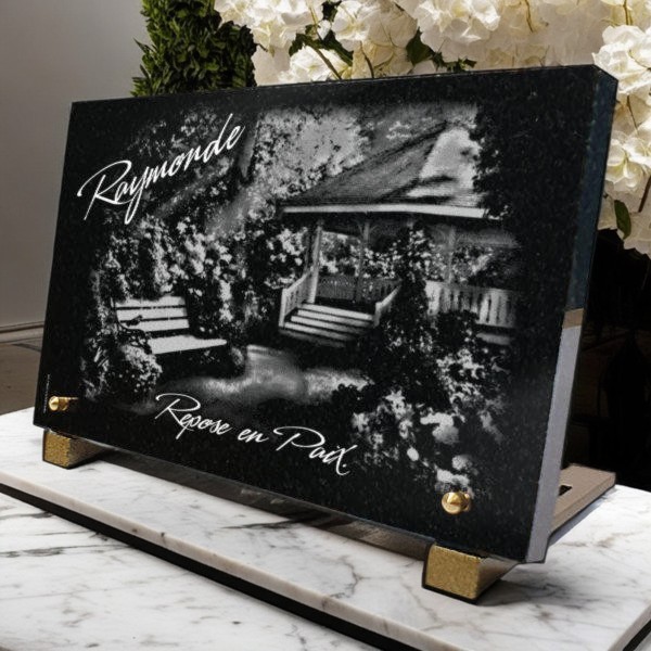 Plaque tombale personnalisable avec un banc et des fleurs 