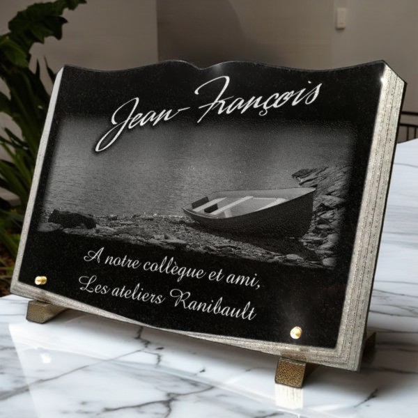 Plaque funeraire livre avec barque de pêcheur