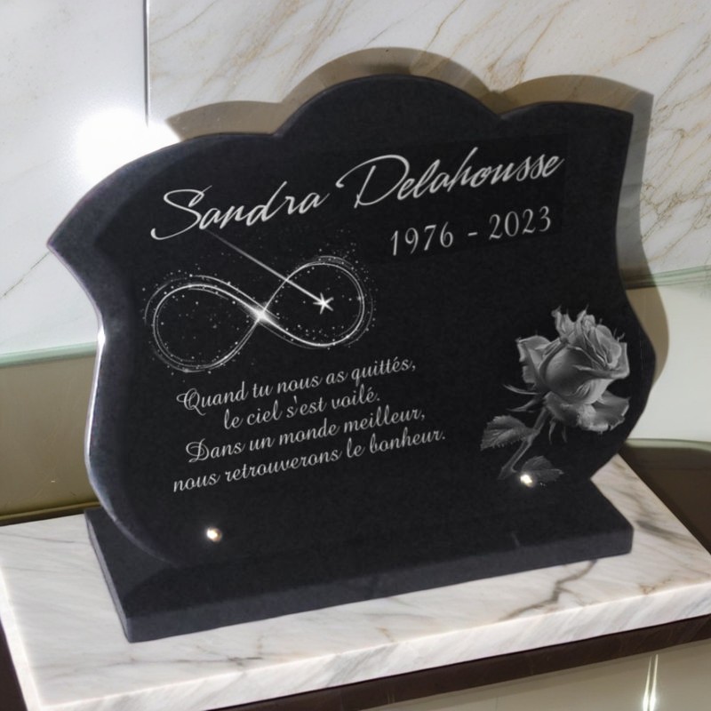 Plaque tombale personnalisable sur socle en granit avec fleur et signe de l'infini