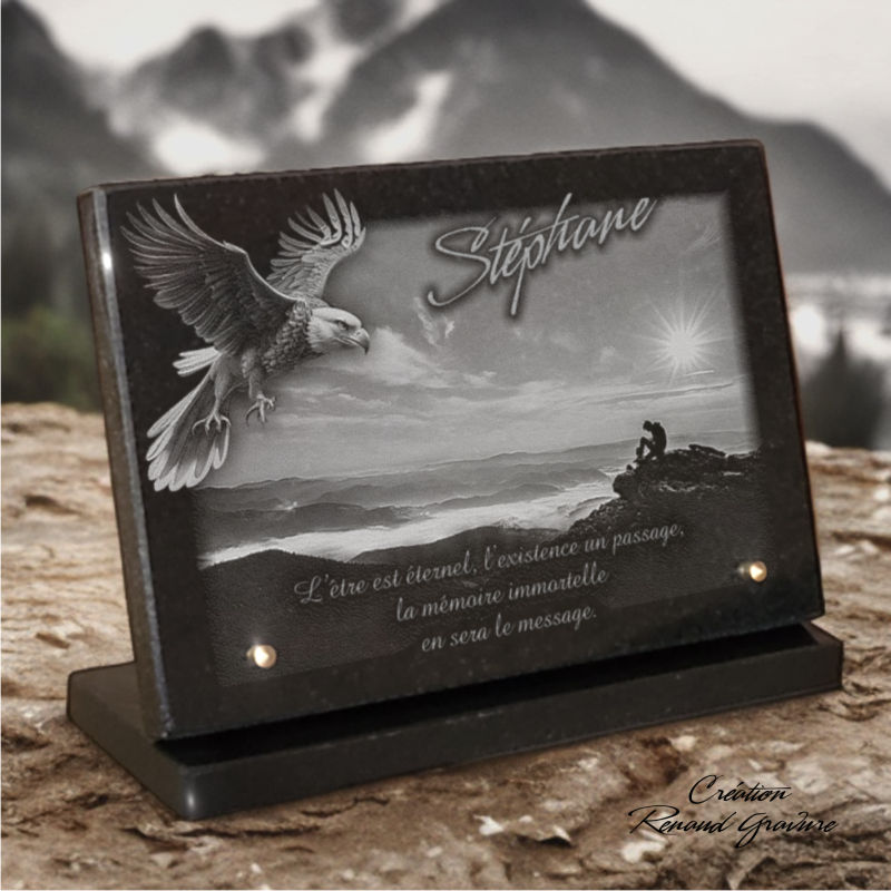 Plaque funéraire personnalisée avec montagnes et un aigle