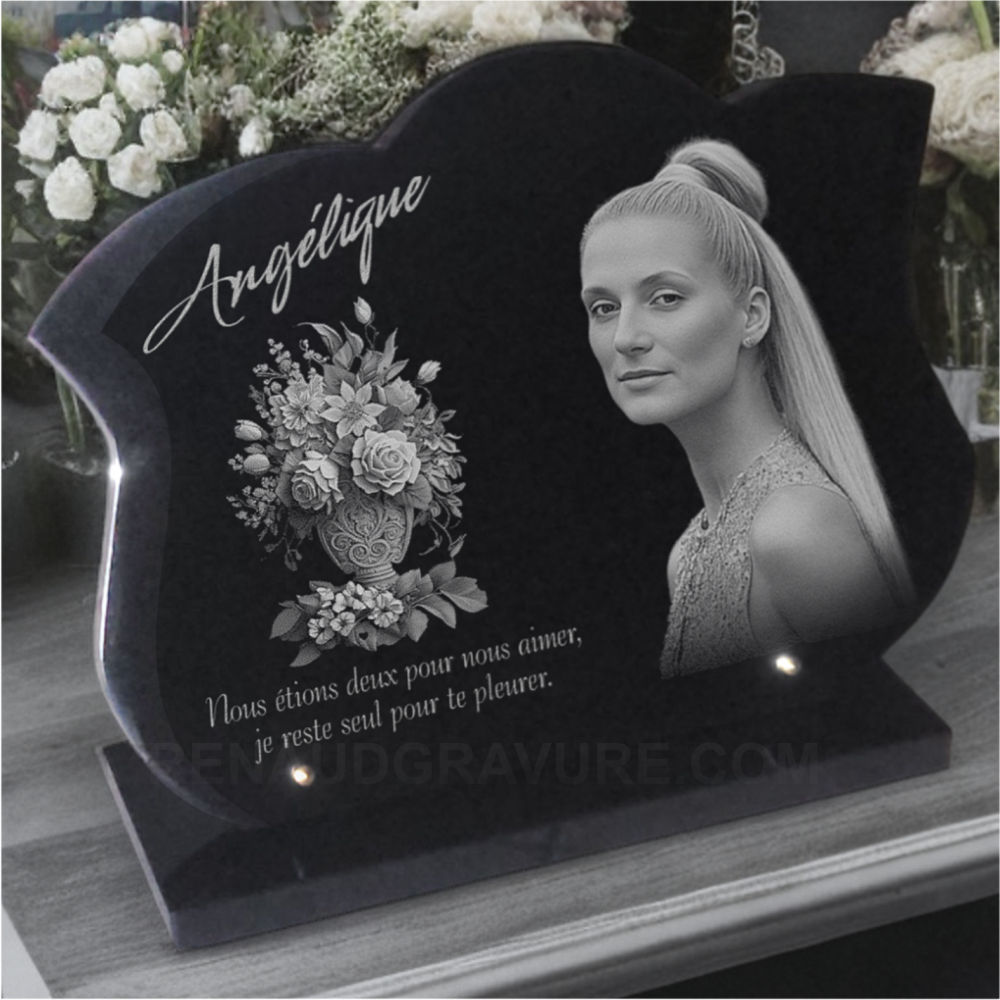 Plaque mortuaire forme galbée en granit avec portrait photo et bouquet de fleurs