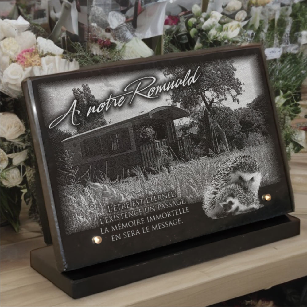 Plaque funeraire pour gens du voyage avec roulotte et hérisson