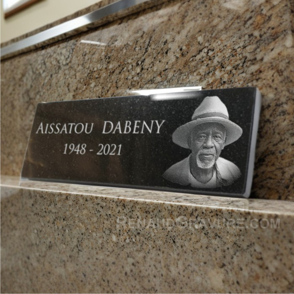 Plaque funeraire en granit pour columbarium et tombe, photo gravée