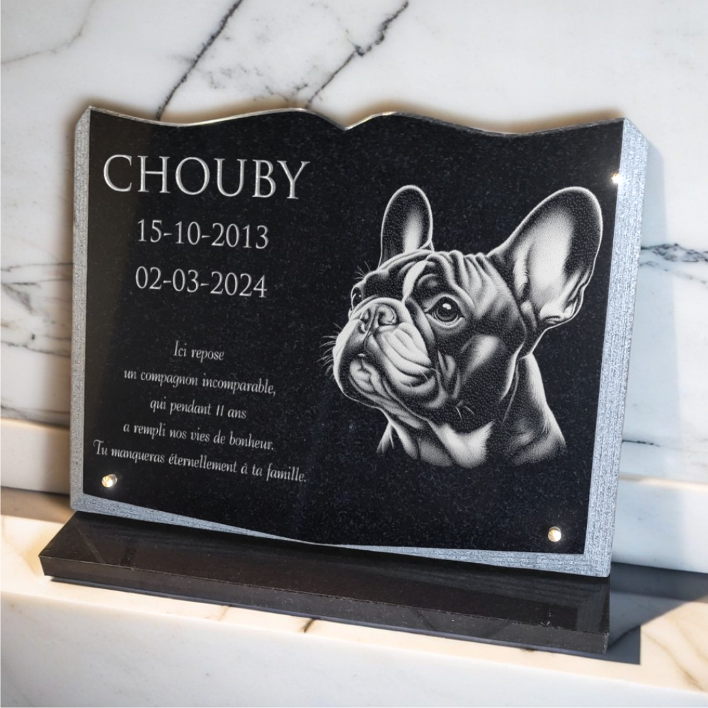 Plaque funeraire pour chien en granit taillé en livre ouvert