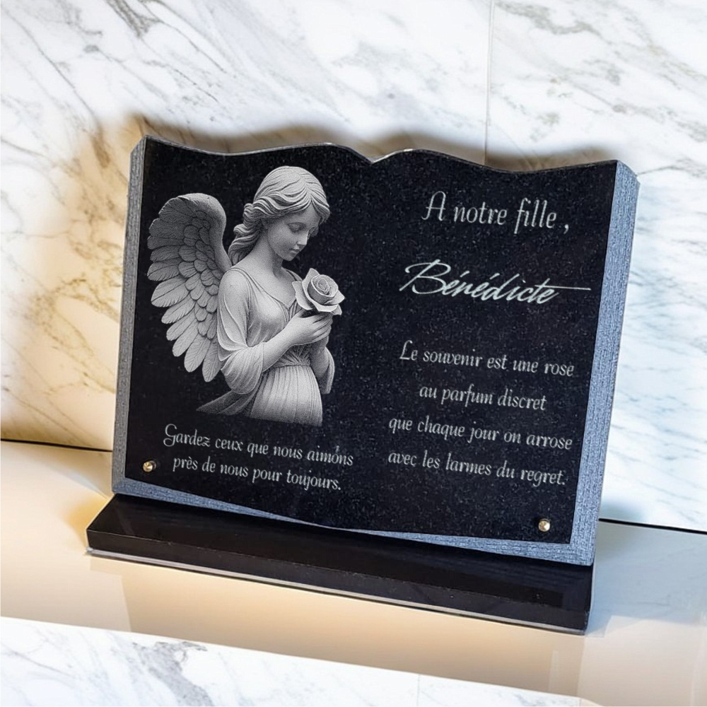 Une très belle plaque de tombe personnalisée avec ange et fleurs