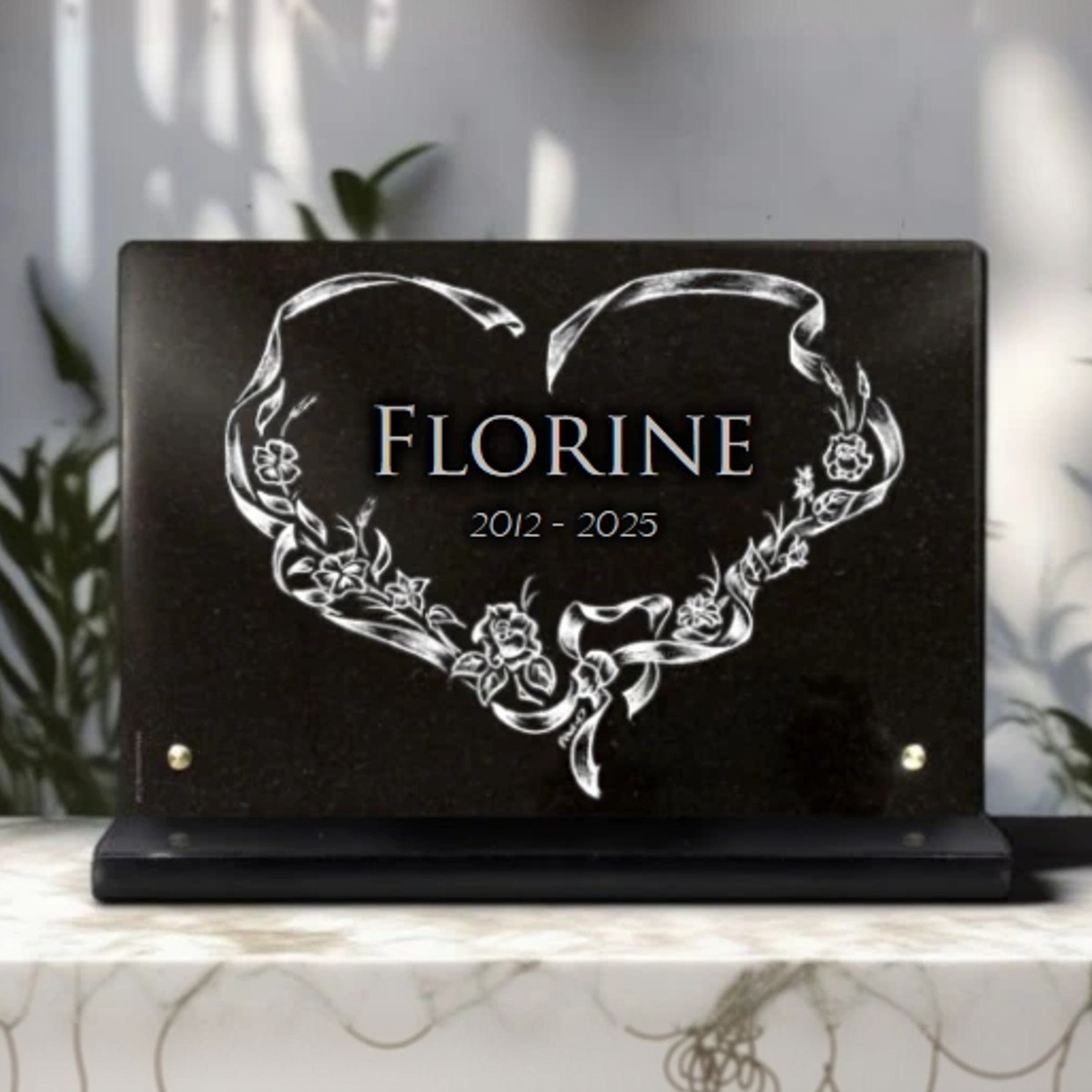 Achetez une plaque funéraire coeur gravé sur granit de haute qualité