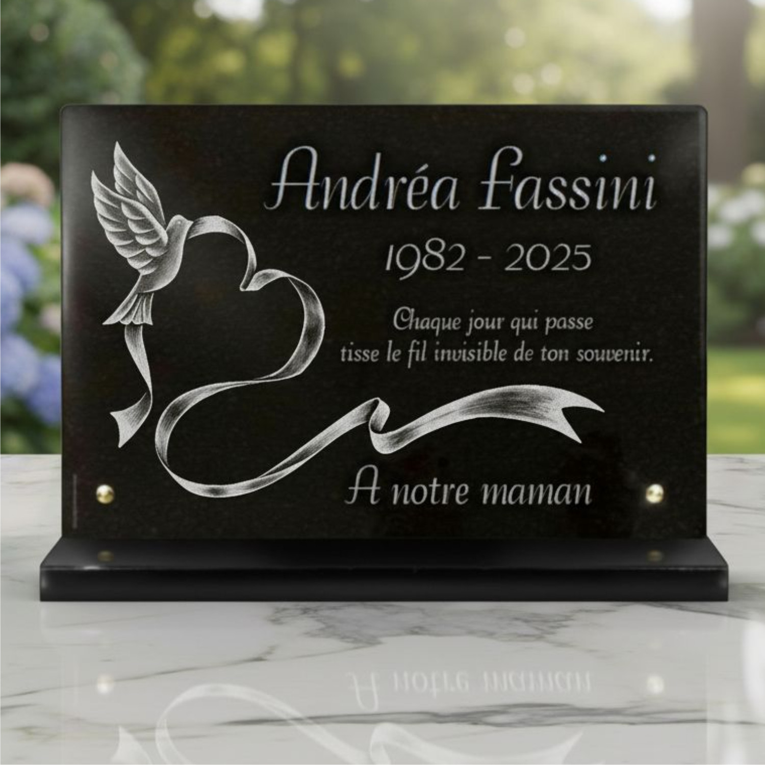 Plaque funéraire coeur en granit avec colombe personnalisable