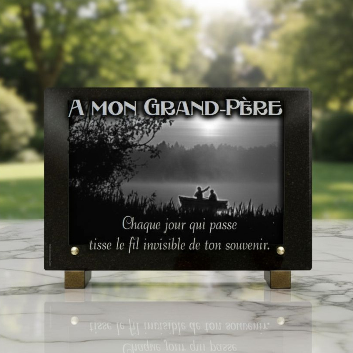 Plaque funéraire pêcheur en granit avec barque sur le lac