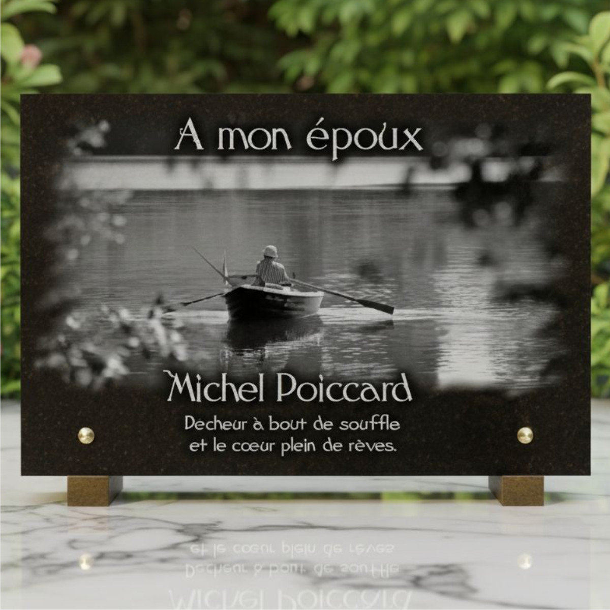 Plaque funéraire pêcheur en barque sur rivière en granit