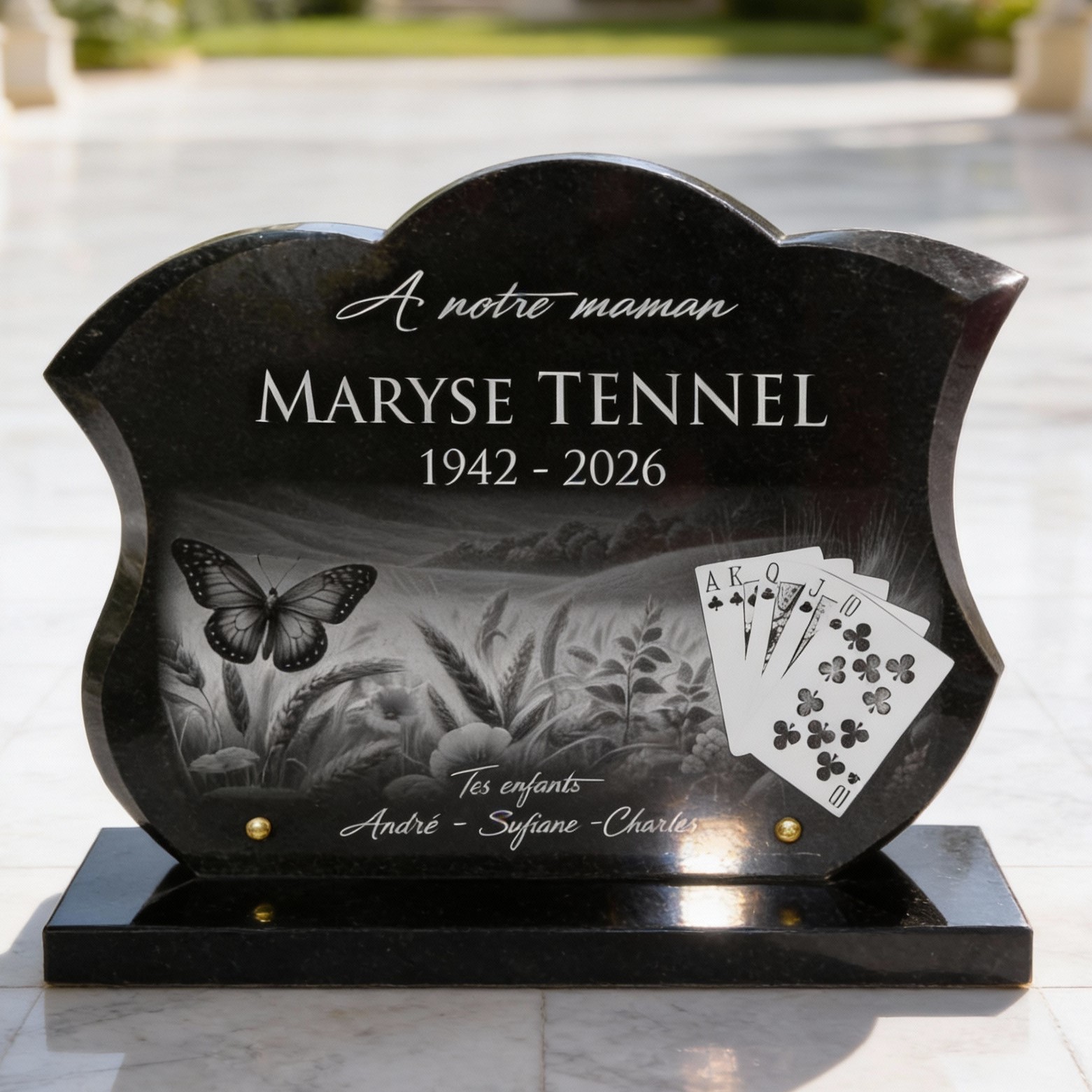 Plaque funéraire cartes à jouer, papillon, granit forme galbée