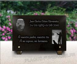 Placa funeraria de granito. Dibujos grabados de campo y caza.