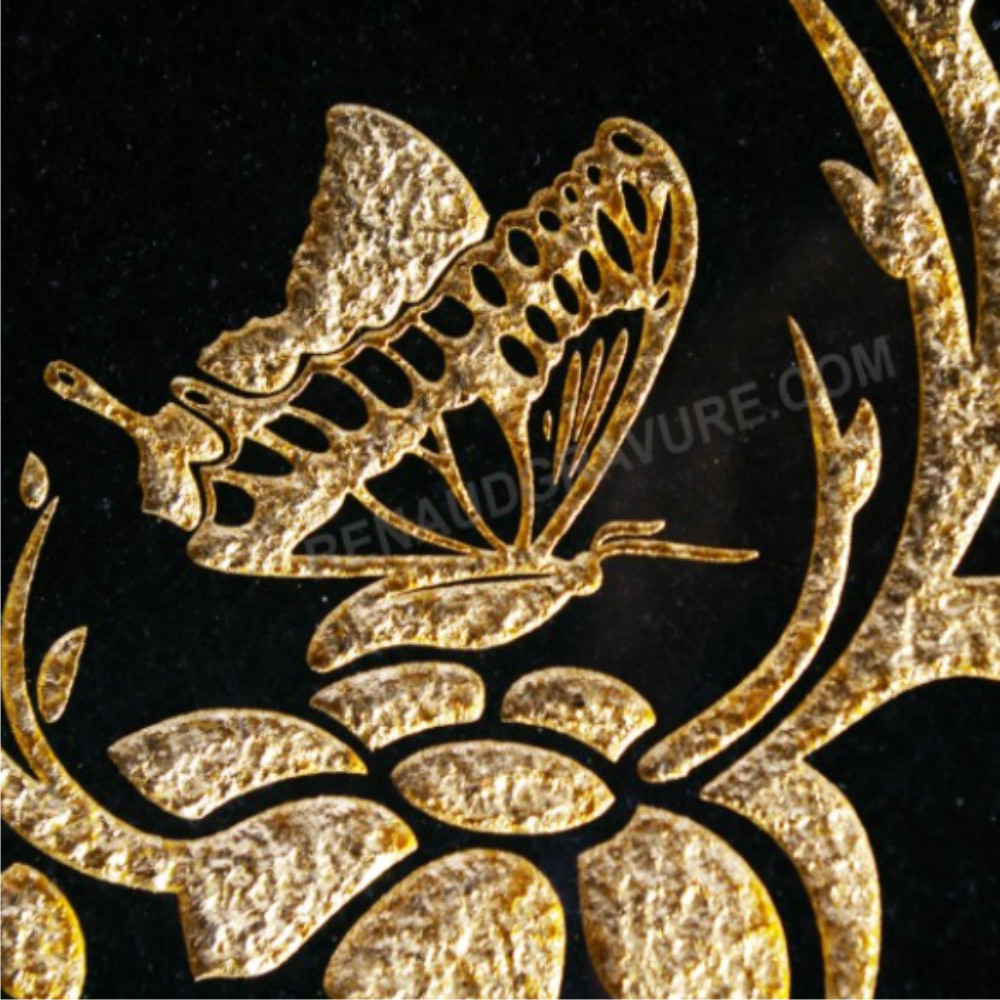 dorure à la feuille d'or 24 carats pour personnaliser votre plaque funéraire